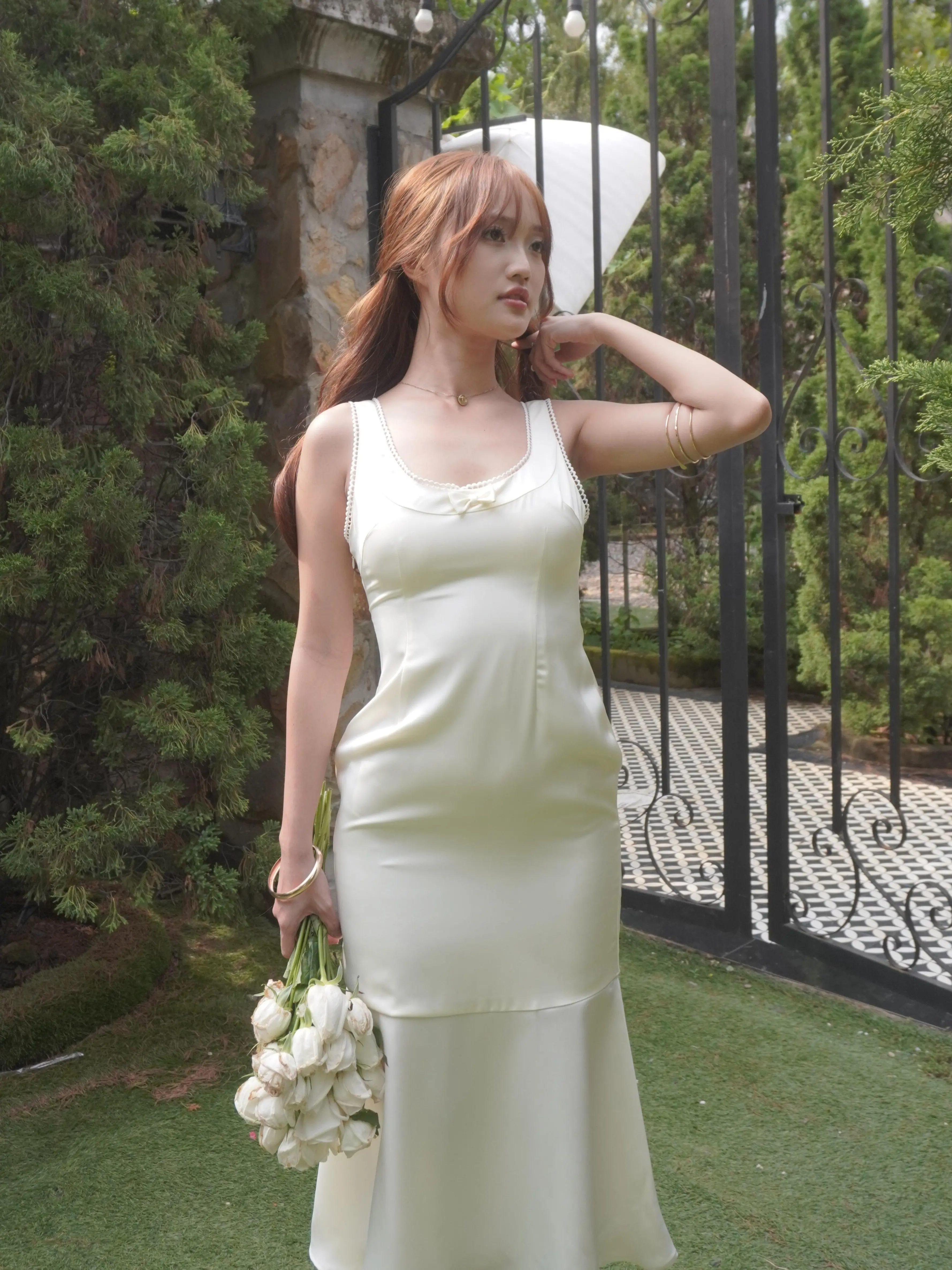 LUMI IVORY - Đầm lụa lãnh phối ren khoét lưng cổ vuông form dáng đuôi cá | BigBuy360 - bigbuy360.vn LUMI IVORY - Đầm lụa lãnh phối ren khoét lưng cổ vuông form dáng đuôi cá | BigBuy360 - bigbuy360.vn