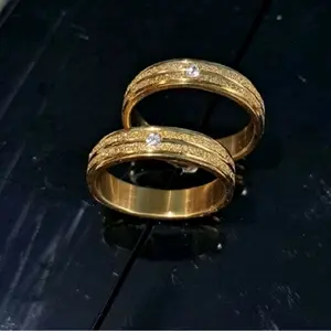 Set Cincin dapat 2 pcs Titanium Motif Pasir Permata Cantik Wanita Gold Anti Karat