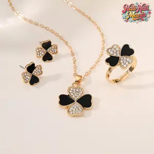 Set perhiasan 3 buah bergaya Korea dengan hiasan berlian berbentuk daun semanggi empat helai: kalung, cincin, dan anting-anting dengan liontin daun semanggi empat helai berbentuk hati.
