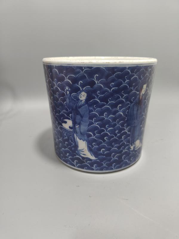 Folk collection of Qing Dynasty Kangxi blue and white porcelain character story drawing pen holder. 3