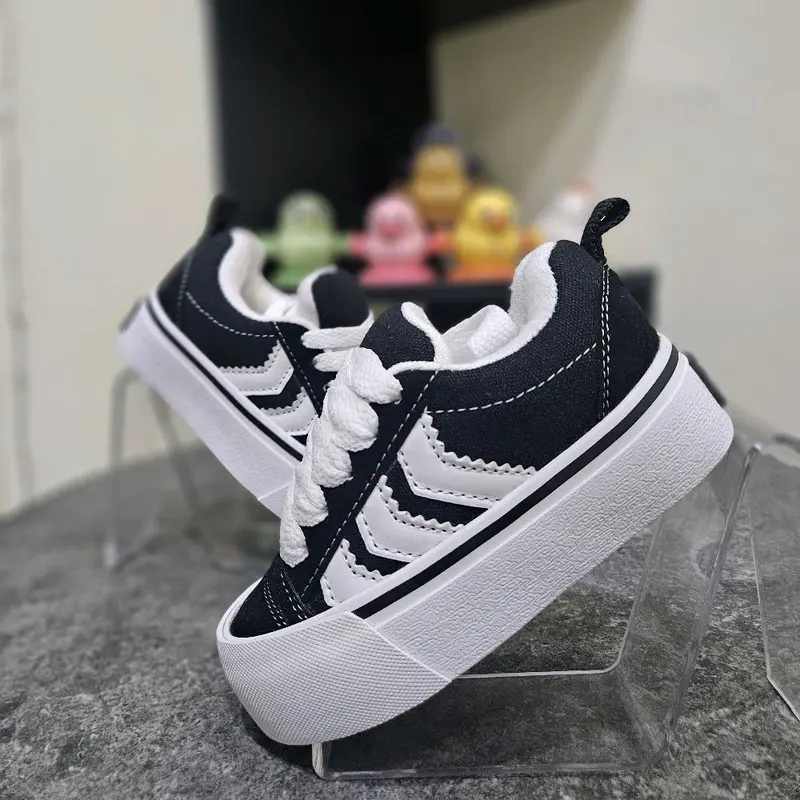 Sepatu anak anak brand lokal terbaru RUNN model gemuk dan lebih empuk nyaman dipakai oleh anak anak balita dan bisa untuk sepatu sekolah 0