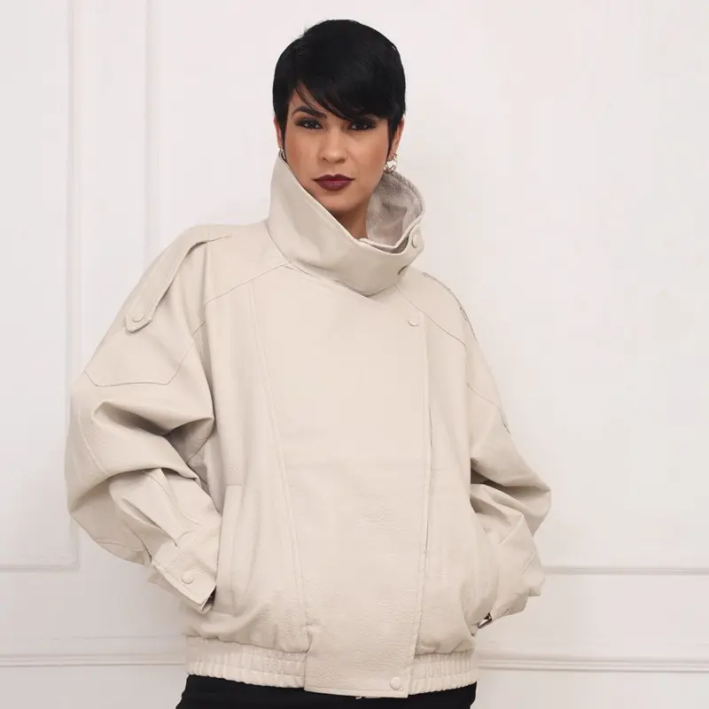 Jaqueta Feminina Oversize em Couro PU Preto com Fechamento Assimétrico e Gola Alta Estilosa para Looks Urbanos e Elegantes - 4