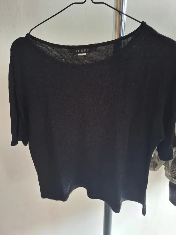 kaos koret wanita warna hitam lengan pendek 0