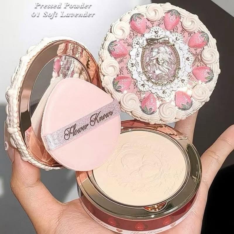  Phấn phủ Flower Knows Strawberry Cupid Phấn phủ Hoa biết Dâu cupid hình bánh kem xinh xắn 