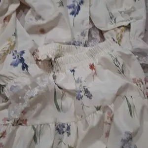 PO40 CHICMORE Set cantik wanita dengan cetakan bunga, kemeja lengan panjang renda, dan rok panjang dengan ruffle