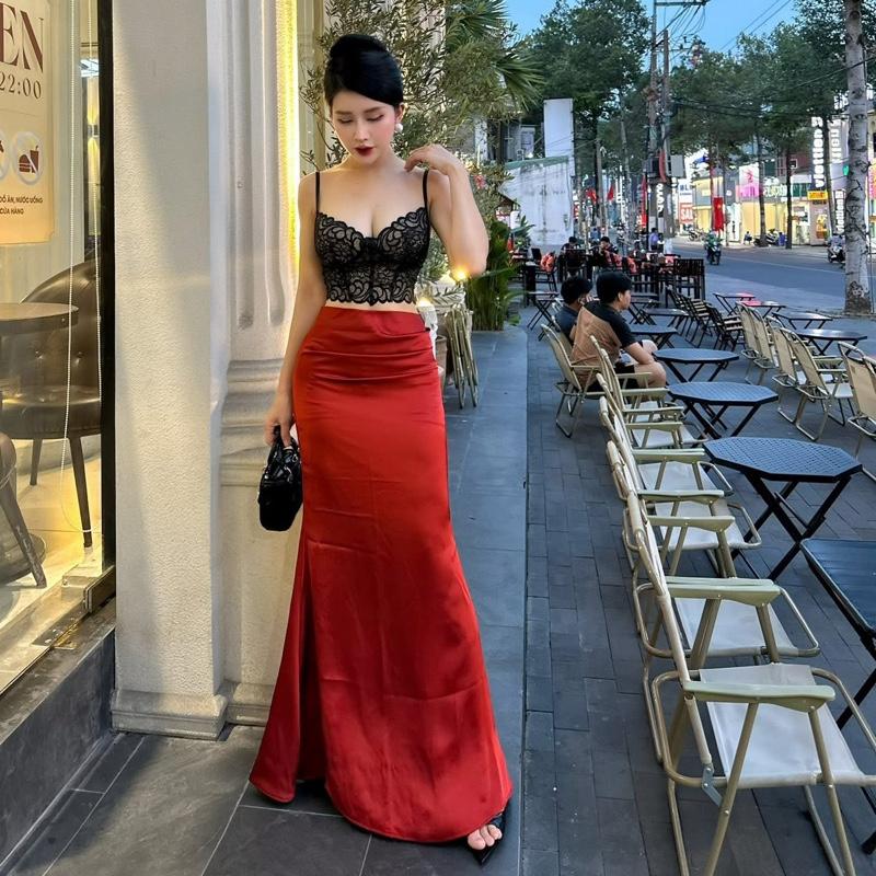  Chân váy lụa đuôi cá nhún eo cao cấp Hoa Enlly fom đuôi cá xoè to rất sang luôn ạ. Chất vải lụa cao cấp dày dặn được may 2 lớp rất xịn luôn ạ. Chân váy dáng dài hack chân dài mix với áo kiểu áo thun sơ mi đều sang luôn nhé nàng ơi.Ba màu cơ bản . 