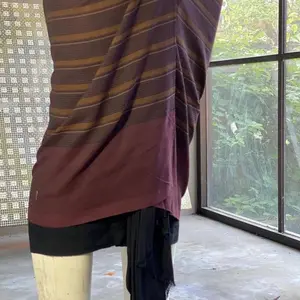 Saputan polosan warna merah tua bagus sekali