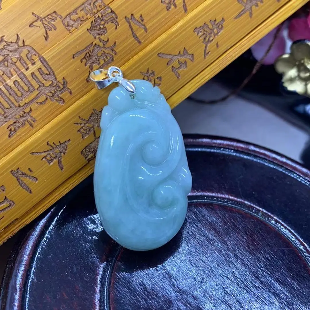 Ngọc phỉ thúy Myanmar hàng loại . Mặt dây chuyền như ý xanh