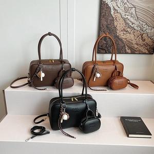 กระเป๋าถือ กระเป๋าสะพาย สไตล์วินเทจ หนังเงา