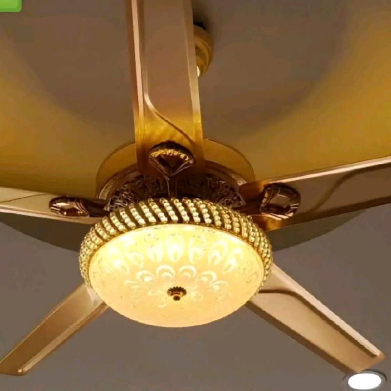 [quạt trần  đèn màu vàng  601 ] 5 cánh  chao đèn pha lê có điều khiển từ xa  6 số 3 chế độ đèn lét ,phù hợp mọi không gian