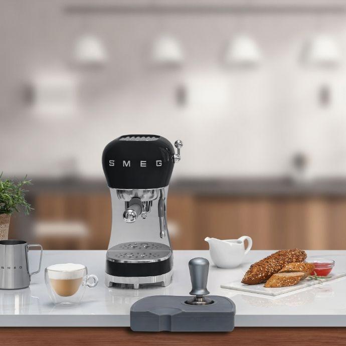 SMEG ECF02 Espresso Coffee Machine - 50's Retro Style Aesthetic 4