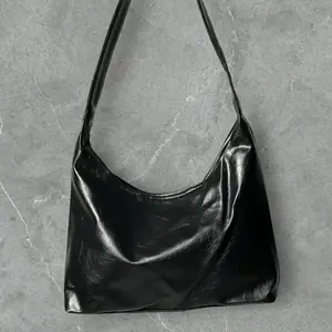 AVÉRIE BAG Hitam Tas Wanita Elegan dengan Desain Minimalis dan Tali Panjang untuk Gaya Sehari-hari