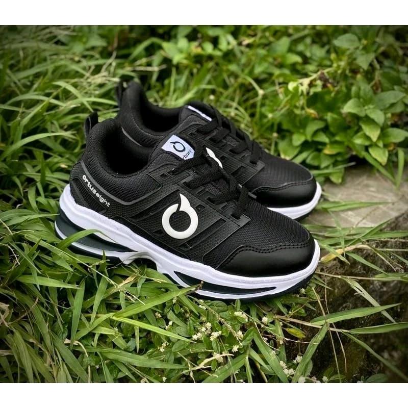 Terlaris!!!!!Cod Sepatu Running Ortuseigh Outdoor Sepatu Sekolah Hitam Putih Pria Wanita Gym&Lari(GRATIS KAOS KAKI) 1
