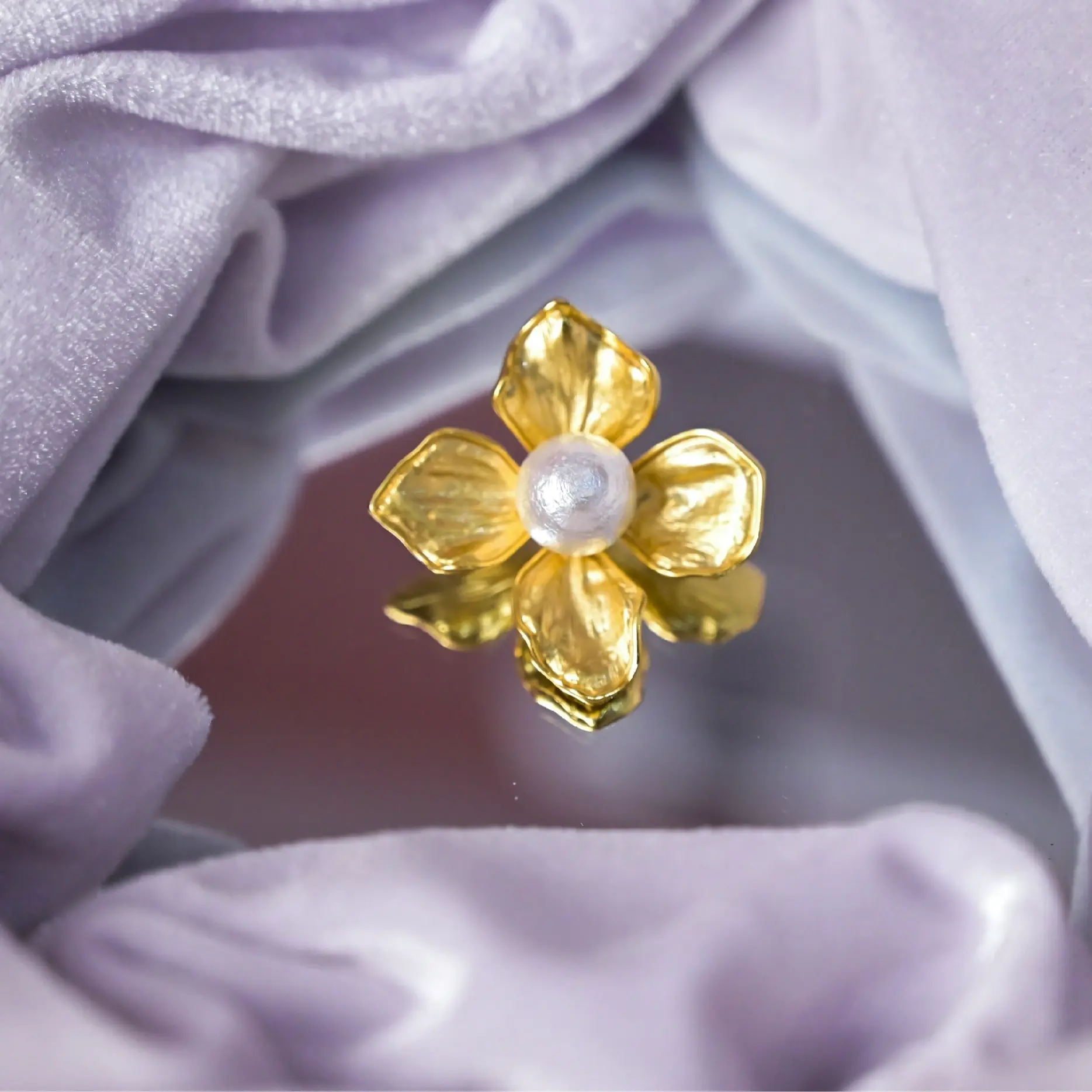 Vintage vintage pearl petal flower shaped design brooch