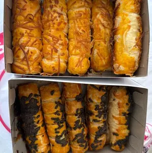 cheseroll dan chocoroll pastry isi 5 yang berisi coklat stik dan keju potongan