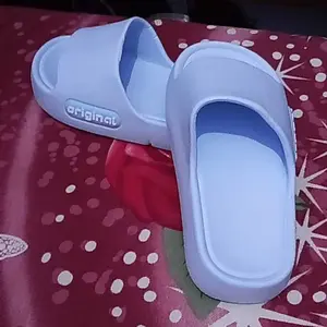 Sandal rumah model terbaru untuk anak laki-laki dan perempuan, sandal anak yang modis dan anti selip