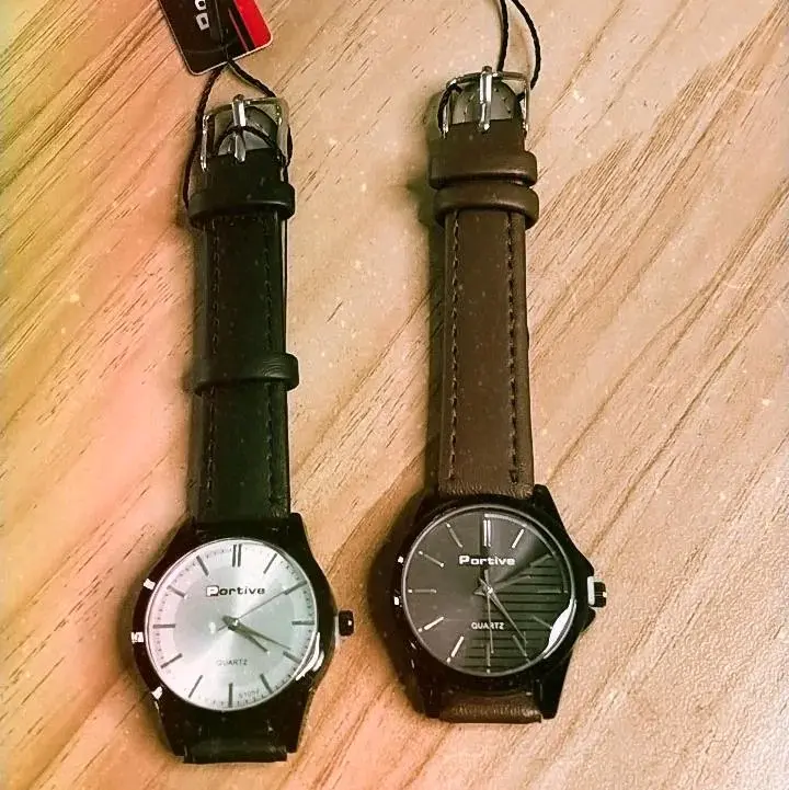 jam tangan portive,bahan kulit,bisa dipakai dipria maupun wanita cocok dipakai untuk melengkapi ootd kalian panjang 25cm, terdapat 7 lubang
