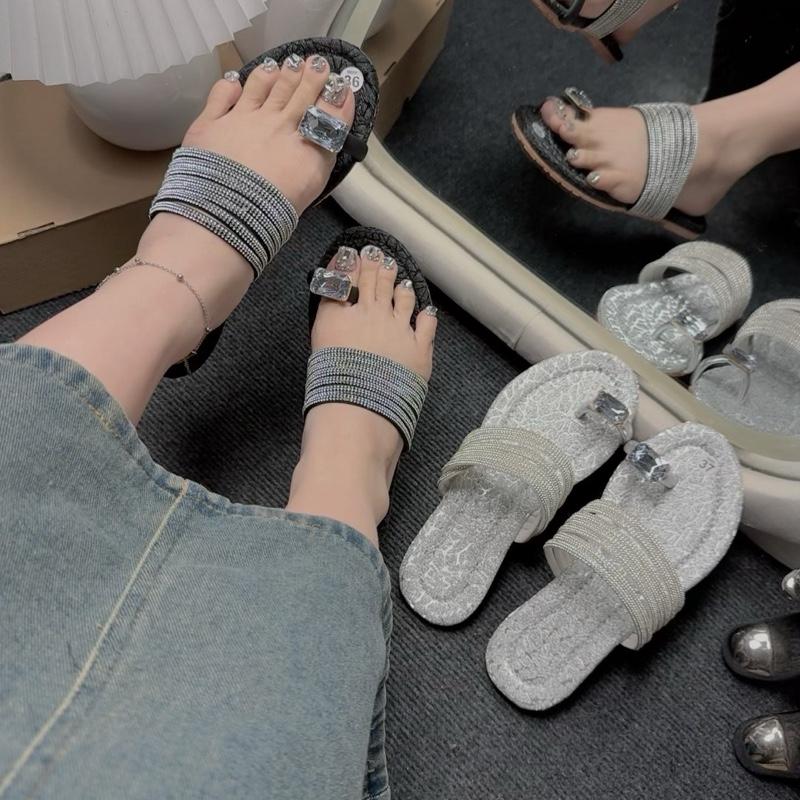 Dép Nữ Xỏ Ngón Charm Đá Nhiều Dây Đá mũi tròn đế Bệt DéP Shoes