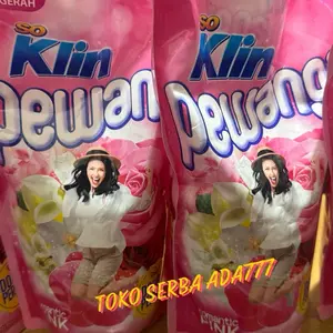 Soklin Perawatan Pewangi Pelembut Pakaian Romantic Pink Pouch Double Parfum 780 ml