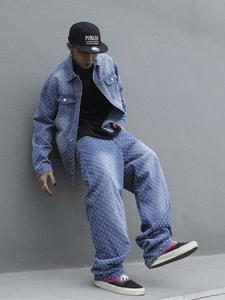 メンズ向けのニッチな秋冬デニムジャケット。カジュアルで暖かいデニムのアウターで、ゆったりとした快適なフィットが特徴。日常使いに最適です。