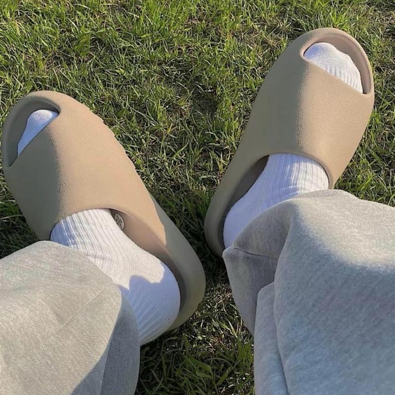 Dép bánh mì YZ adiiidas phiên bản mới 2025 bản vân nhám màu sắc mới độ dày hoàn thiện chất liệu êm chân thoải mái quai dep ngang chat