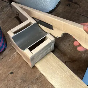 Sugu Keripik Duduk / Alat Penggiris serbaguna / Alat Pemotongan Keripik Singkong, Pisang, Ubi, Tempe, Basreng, dan lain-lain. Sugu Kayu Murah, Simple, Polos, Pisau Tajam, Material Bagus.