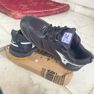 Sepatu Olahraga Pria MZN Wafe Momentum Putih Hitam Sepatu Badminton Basket Voly MZN Uk 39_43 Uniseks Badminton