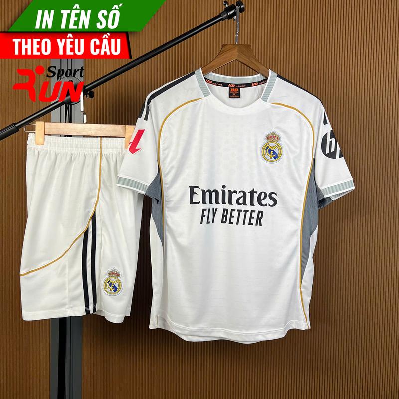   VẢI MÈ  Bộ áo bóng đá Đồ đá banh Áo đấu clb Real Madrid 2025-26 màu trắng sân nhà hàng đẹp - Vải thun lạnh co giãn thoáng mát RUNSPORTS - IN TÊN SỐ 