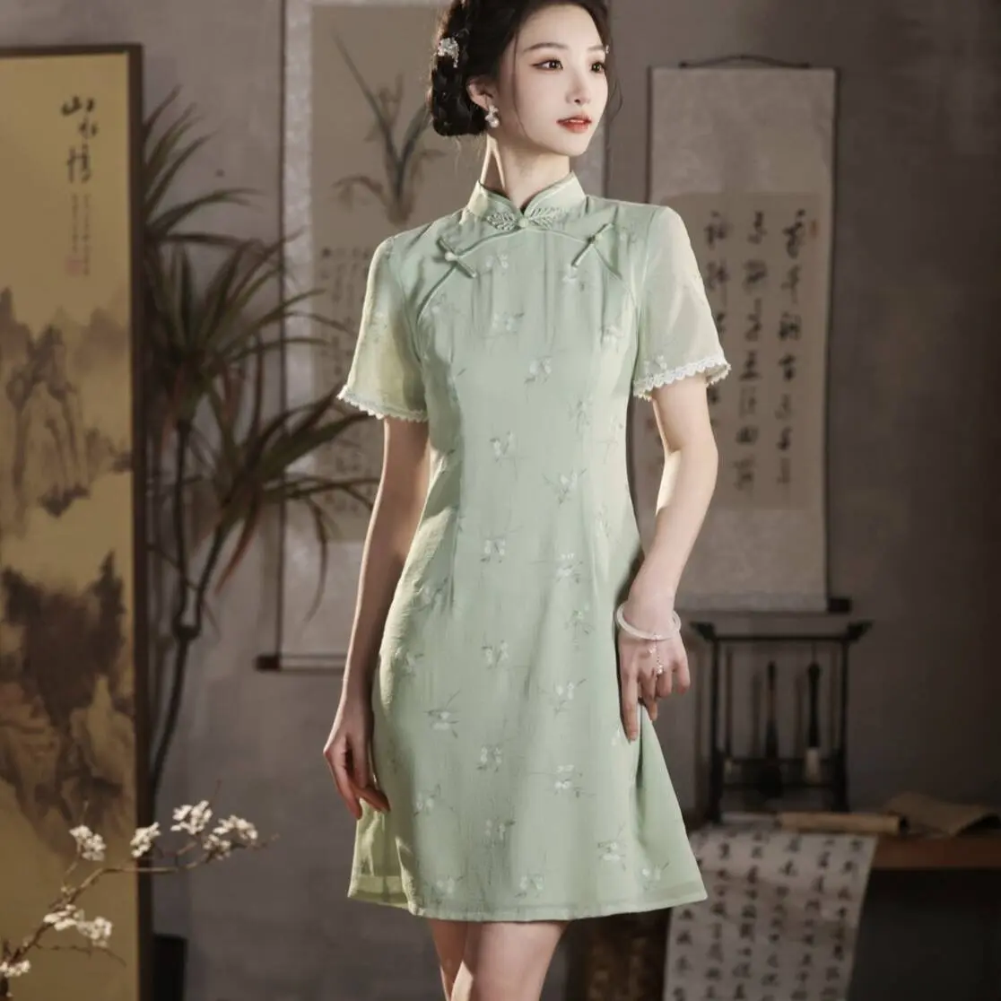 [Light green lace short-sleeved short cheongsam woman] The new style is elegant and slim, and the retro design adapts to women's daily/dating scenes to interpret the charm of oriental fashion!