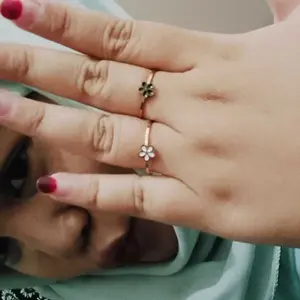 Cincin Barnett Titanium Daisy Kecil Tidak Pudar Bunga Hitam Putih  Cincin Dewasa