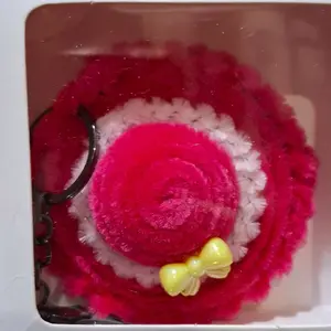 gantungan kunci topi pink + kawat bulu mercy + warna pink