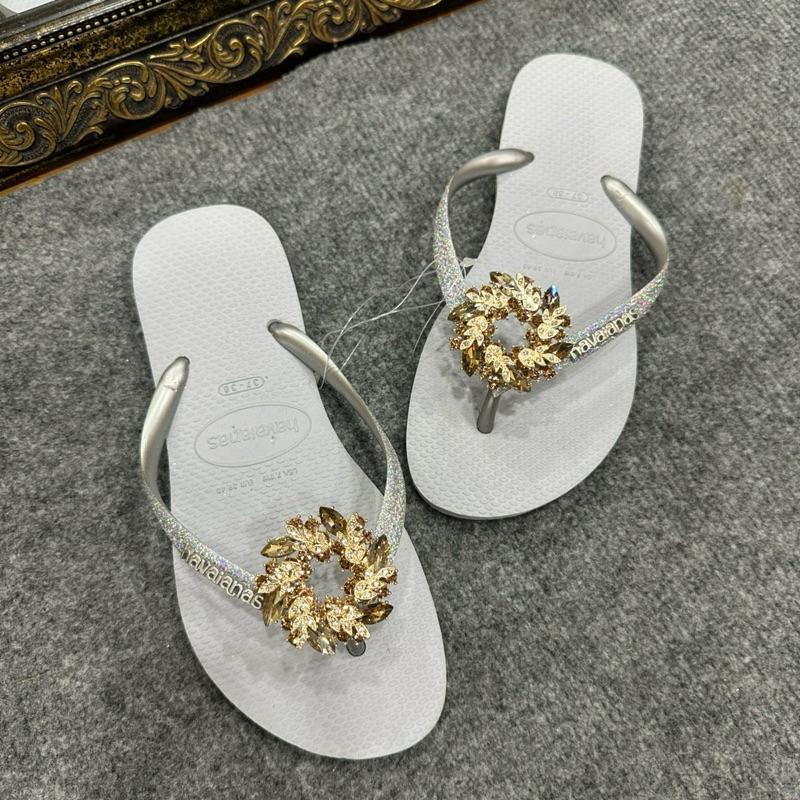 DÉP NỮ HAVAIANAS KIM TUYẾN XÁM SÁNG GẮN PHỤ KIỆN NHÀ THIÊN TRANG . CAO SU . NGOÀI TRỜI . BOY PHỐ 2025 . XU HƯỚNG . DU LỊCH . ĐI CHƠI . ĐI TIỆC