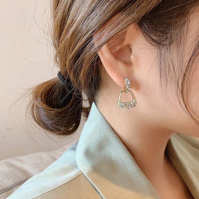 Minzo Anting Korea Wanita Tusuk Stud Model Tas Aksen Zircon Fashion Earrings Elegan Aksesoris Perhiasan Hiasan Perempuan Minzo Anting Korea Wanita Tusuk Stud Model Tas Aksen Zircon Fashion Earrings Elegan Aksesoris Perhiasan Hiasan Perempuan