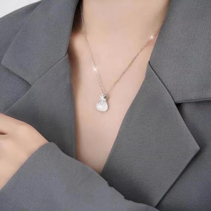 White chalcedony fortune bag necklace light luxury temperament type new trend senior sense clavicle chain temperament necklace 3