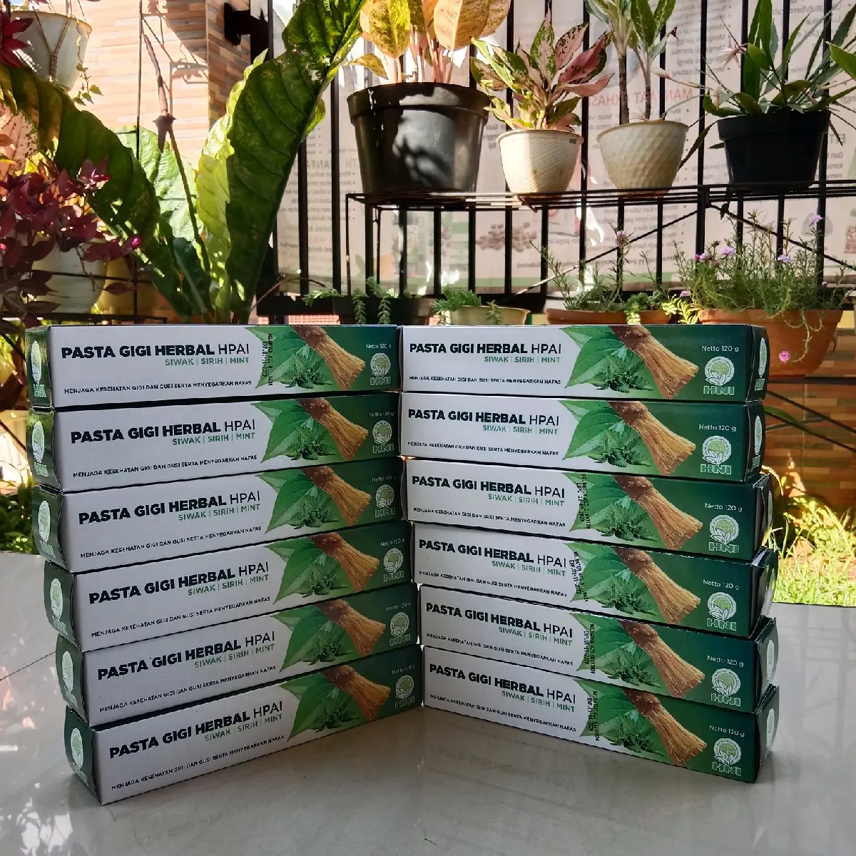 PASTA GIGI HERBAL SIWAK SIRIH MINT  Pasta Gigi Herbal HPAI terbuat dari bahan siwak pilihan dan disinergikan dengan ramuan warisan nenek moyang nusantara yang telah terbukti berabad silam yang lalu, sehingga pasta gigi ini bukan hanya bermanfaat membersih
