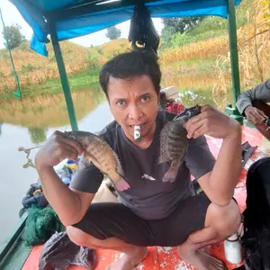 Essen RK lumut cacing pelet target nila ikan mas tawes 10ml Mancing