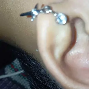 Anting Magnet Pria Wanita Diamond Mirip Tindik Desain Elegan Bahan Titanium Anti Karat Fleksibel untuk Kedua Gender