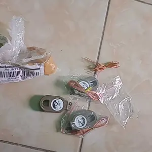 Perangkap jebakan burung otomatis outdoor dengan desain simpel dan logo burung khas yang menarik