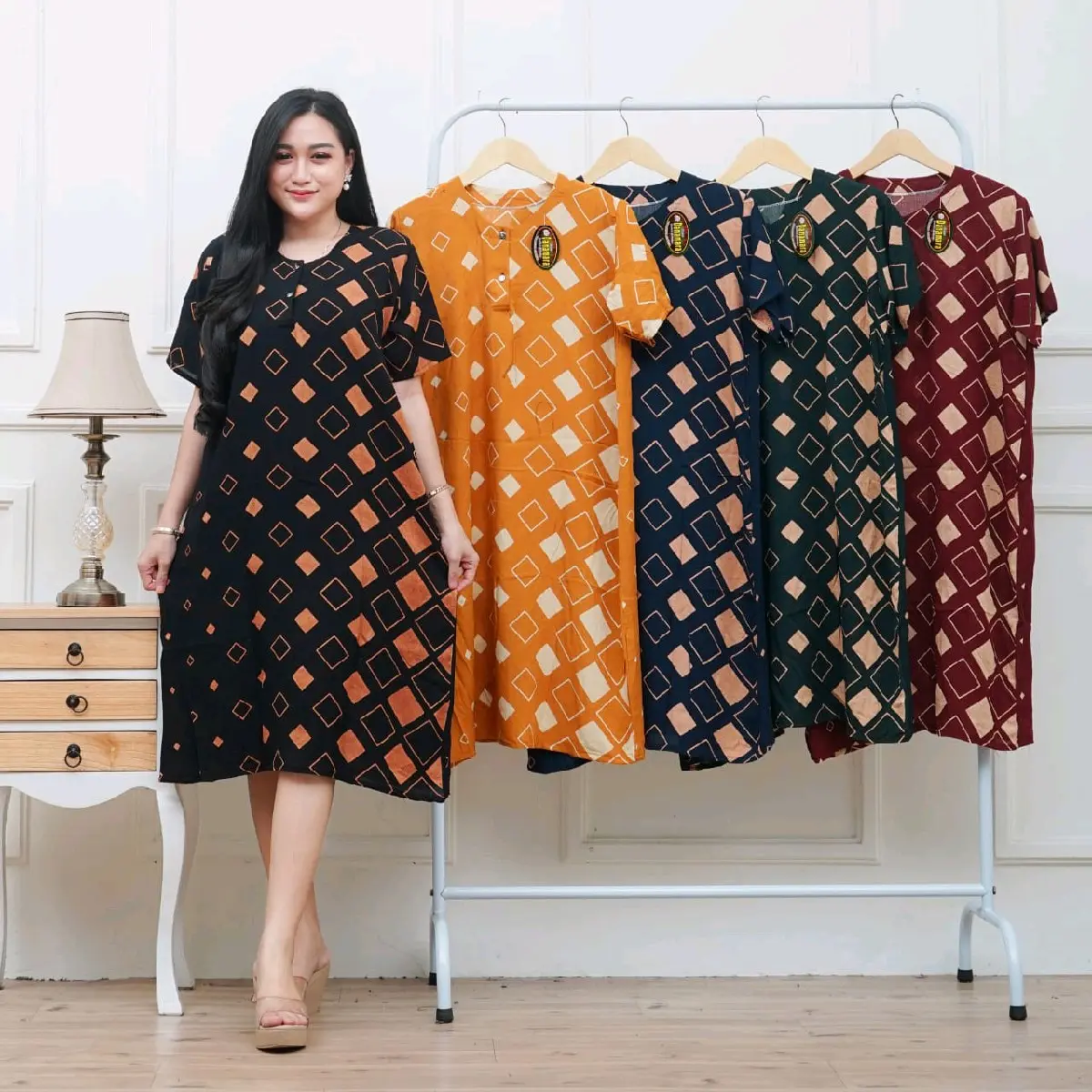 Daster batik Tiara Bahan Rayon santung Bahan adem, kemel-kemel, nyaman dan flowly (jatuh)  Lengan pendek   dipakai sehari-hari   LD 110cm  2kancing aktif bagian dada memudahkan dalam pemakaian dan untuk busui friendly rumahan daster cap remaja