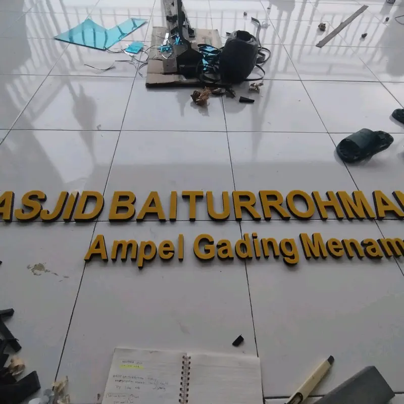 Huruf dan Angka bahan Akrilik spon. tinggi 20cm harga untuk satu huruf.di tempel di tempel 4