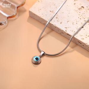 Dây chuyền thép titan với thiết kế mắt thần, mạ vàng tinh tế, ôm sát xương quai xanh. Giá cả phải chăng, phong cách riêng biệt, thiết kế nổi bật. Trang sức thời trang với tỷ lệ công nhận lên đến 99%.