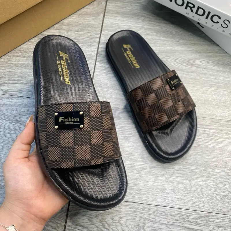 [Dép Khâu Đế] Dép Nam da sít Quai ngang Vân kẻ ô nâu - mác Fashion không han gỉ - đế cao su 2 lớp chống trơn trượt - Dép lê Đế bằng Nhung đồng