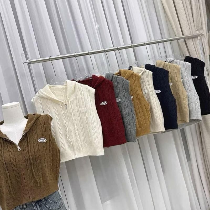 Áo gile len có dây mũ kéo khoá tag tròn cao su.