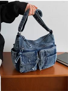 Bolsa cruzada de gran capacidad en mezclilla azul claro con múltiples bolsillos, estilo vintage de ropa de trabajo desgastada, bolsa de hombro casual para el trayecto diario, compras, trabajo, campus, salidas casuales y accesorios diarios.