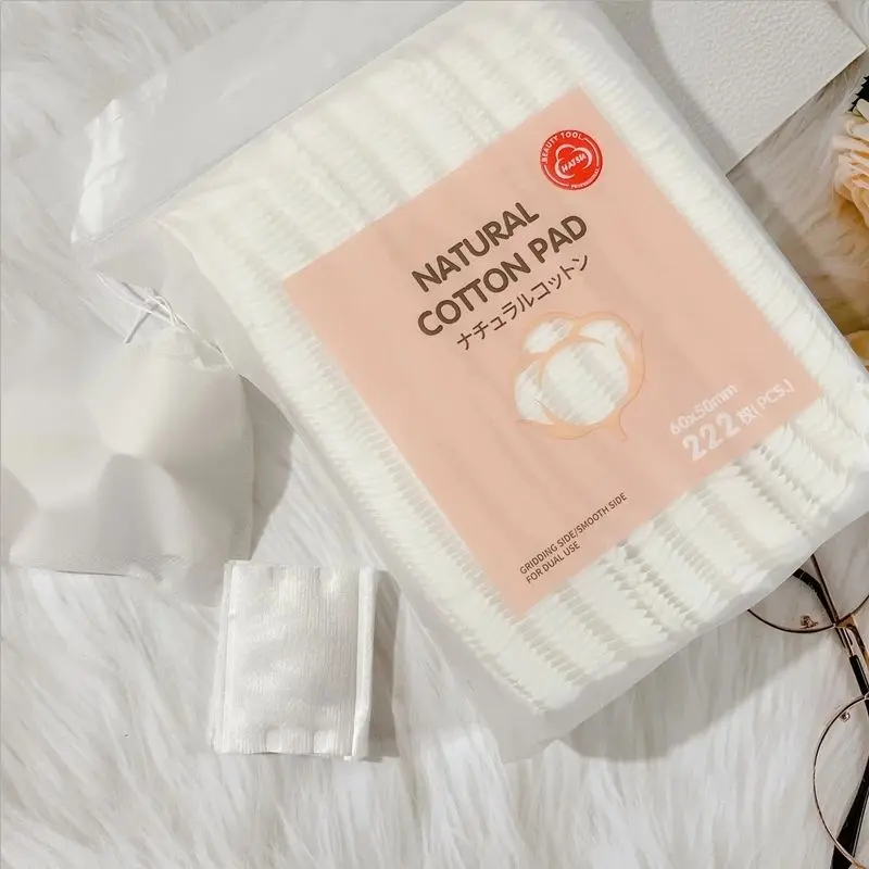 Miếng bông cao cấp làm sạch lớp trang điểm khó trôi một cách hiệu quả, đồng thời bảo vệ làn da khỏi kích ứng.