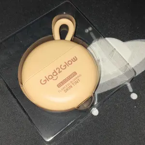 Glad2Glow Skin Tint Flawless Blurrin- Foundation Ringan Mengandung Squalane Melembabkan Skin Barrier Coverage Medium Buildable Menyamarkan Pori Pori Hasil Akhir Natural Soft Matte Oil Control Tahan Lama Seharian
