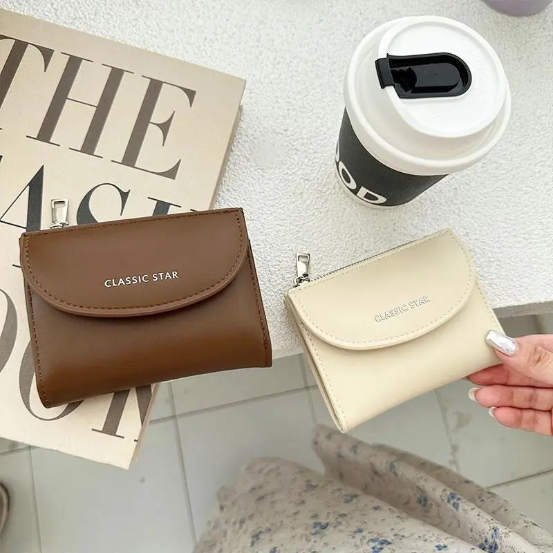 Dompet Pendek Wanita Gaya Kampus Sederhana Desain Gesper Tart Dompet Multi-kartu yang Indah