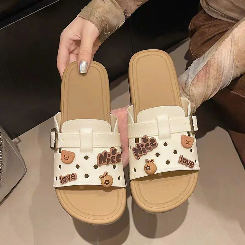 Dép lê sticker hình gấu dễ thương, chất liệu PVC , 2 màu nâu và kem [Lù Store] [2505 LÊ GẤU]