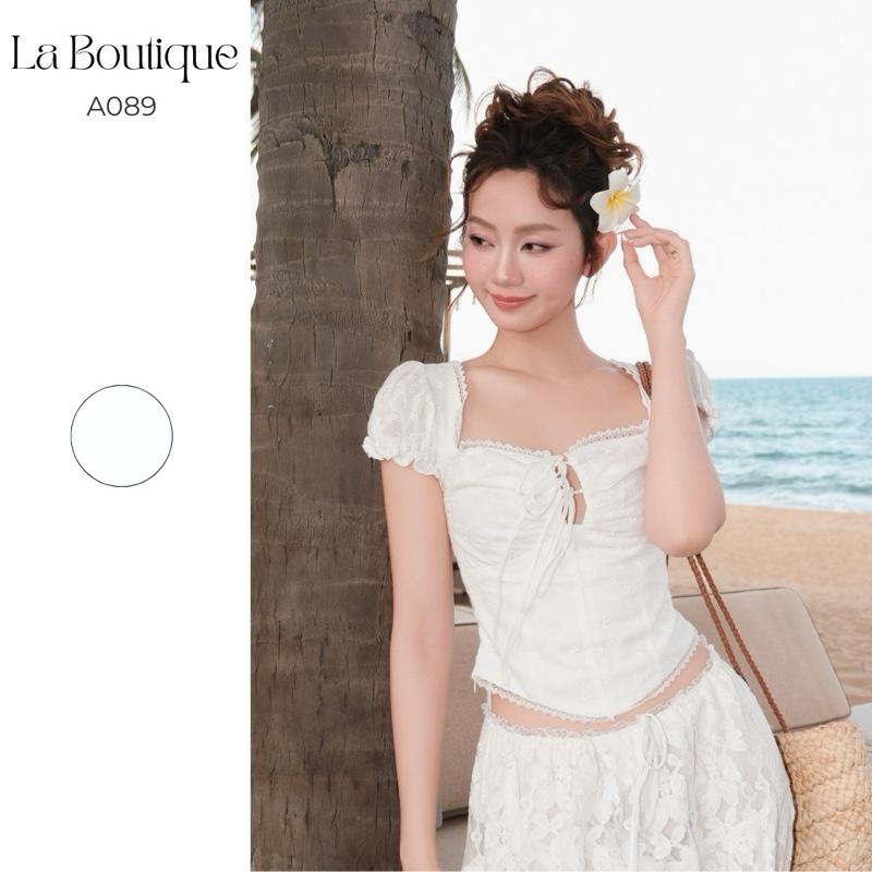 LA BOUTIQUE - Áo Croptop Vải Xô Thêu Hoa Thiết Kế Viền Ren Vạt Nhọn-A089