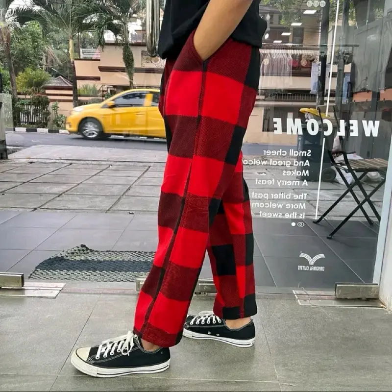 Celana Panjang Tartan Merah Viral untuk Pria dan Wanita 4